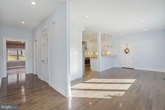 Building Photo - 6322 Beachway Dr