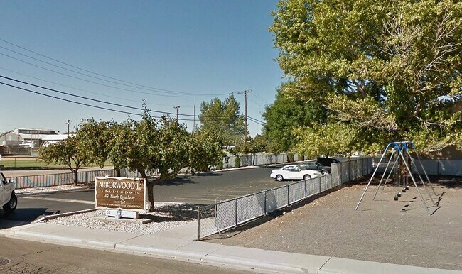 Foto del edificio - 451 N Broadway St