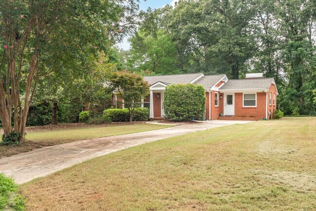 Building Photo - Charming 3-Bedroom Ranch in the Heart of R...