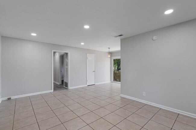 Building Photo - 1407 Avebury Cir