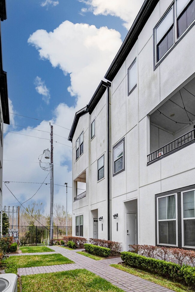 Building Photo - 2802 Grand Fountains Dr