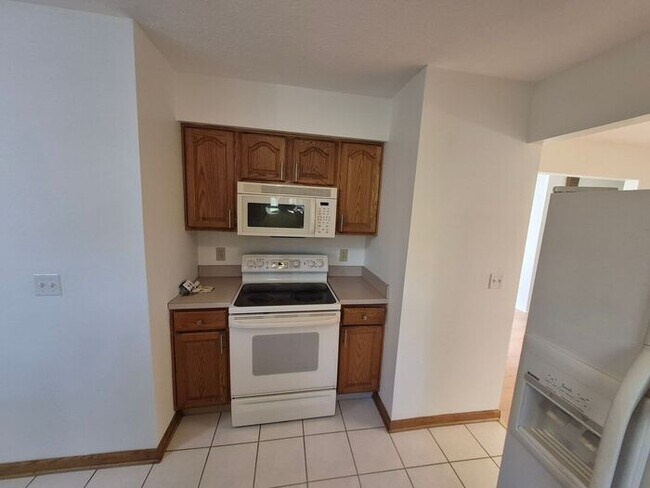 Foto del edificio - Charming 3BR 1.5BA Home w/ In-Unit Laundry + Central Air + Garage in Avon