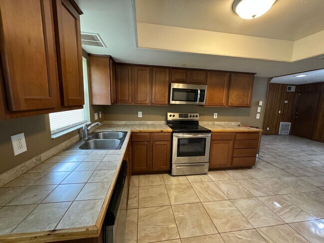 Building Photo - 4 Bedroom Great Location!