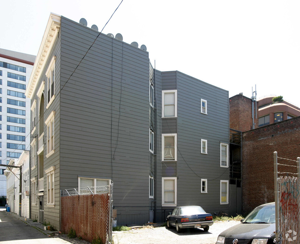 Primary Photo - 18-28 Clyde St
