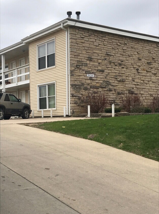 1420 Oakland Rd NE, Cedar Rapids, IA 52402 Apartments