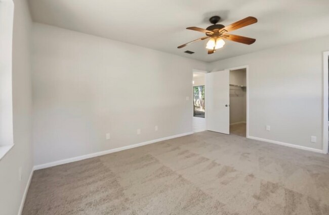 Foto del edificio - 48 Deltona Blvd