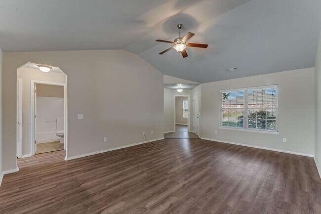 Building Photo - Stunning 4 Bed 2 Bath Home on Quiet Street!