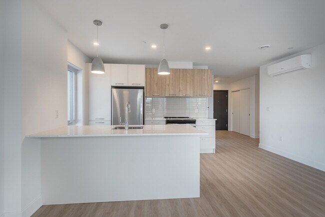 Building Photo - U403