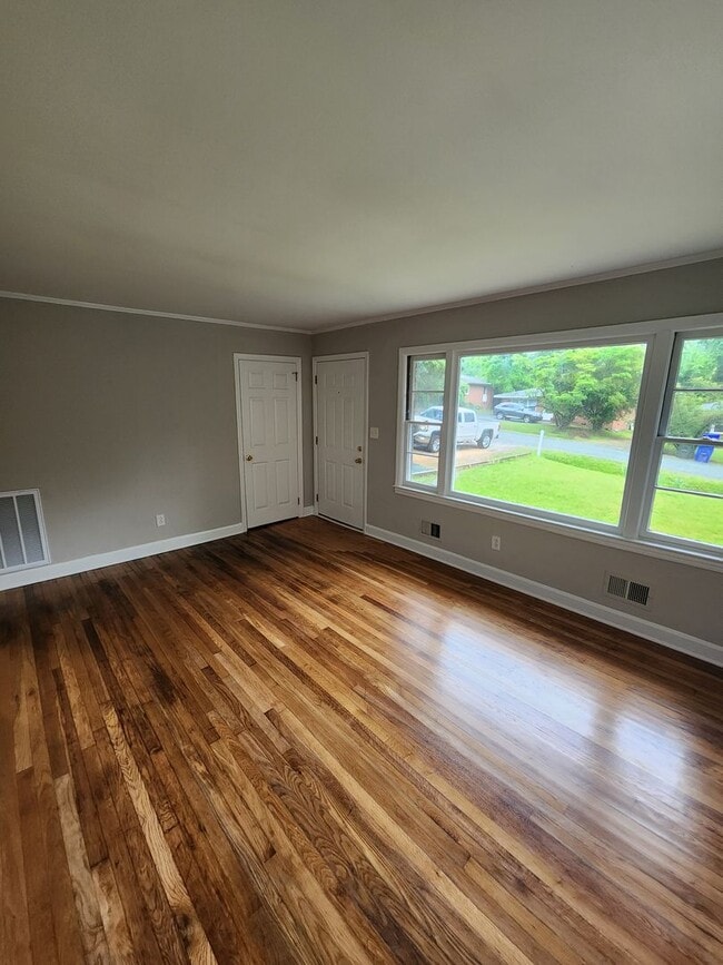 Foto del edificio - Chapel Hill / 3BR House on Bolin Heights A...
