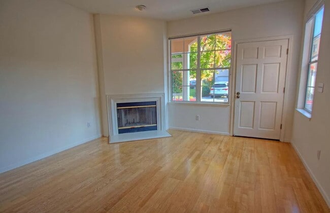 Building Photo - Beautiful Town Home Coming Soon! Great Loc...