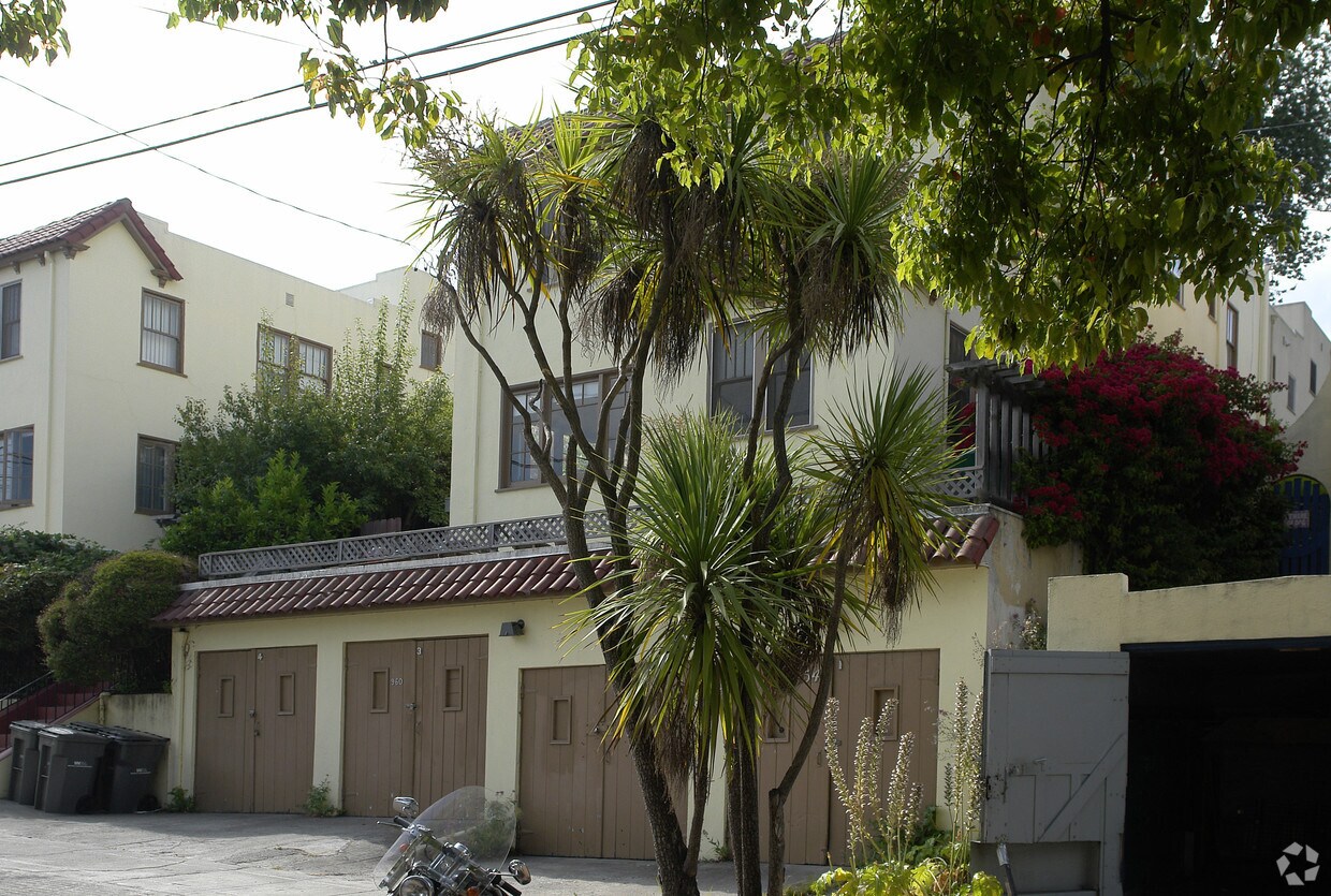 Building Photo - 954-960 Bayview Ave