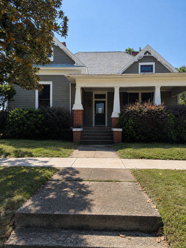 Building Photo - 707 Ave D