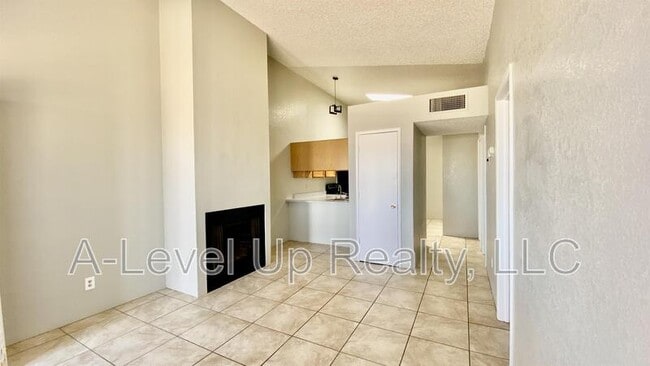 Building Photo - 405 E Thoroughbred St