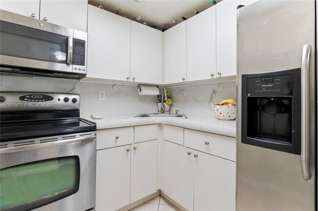 Building Photo - 666 W 81st St