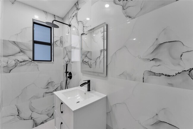 Foto del edificio - 889 NW 102nd St