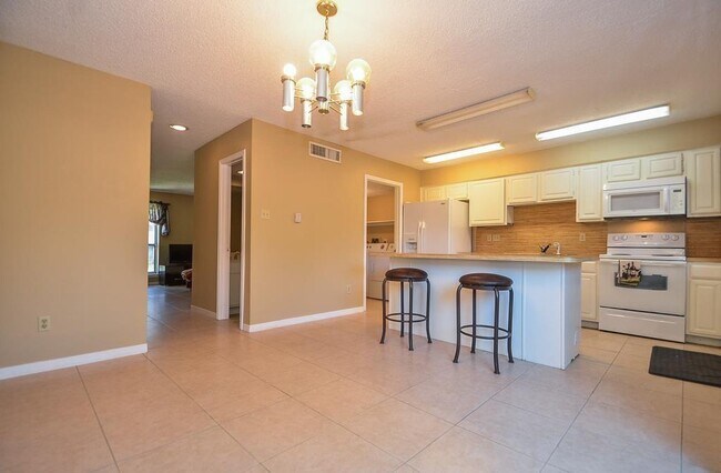 Foto del edificio - 9217 Westwood Village Dr