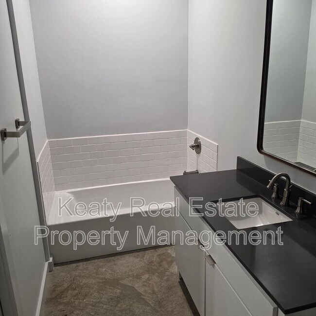 Foto del edificio - 136 E Cypress St