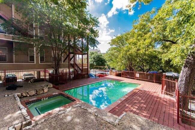 Foto del edificio - 2901 San Jacinto Blvd