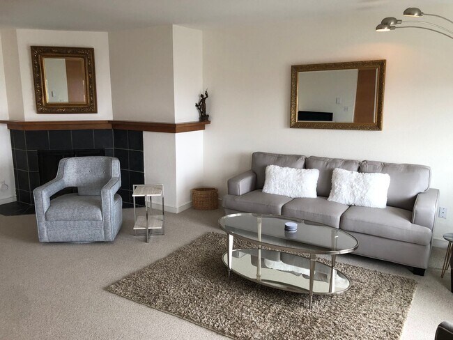 Foto del edificio - Top Floor Furnished 2 Bedroom Condo in Cor...