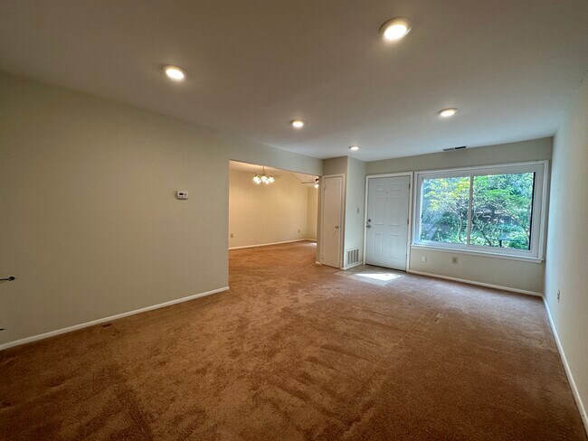 Living Room 18' x 10' - 903 Cable Hill Dr