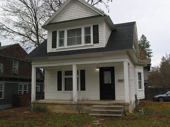 Building Photo - Beautiful 4 bedroom, 2 bath Colonial.