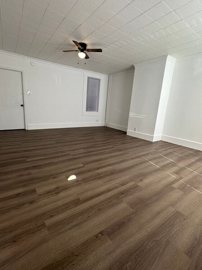 Foto del edificio - 565 W Market St