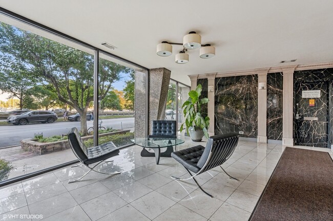 Foto del edificio - 3420 N Lake Shore Dr