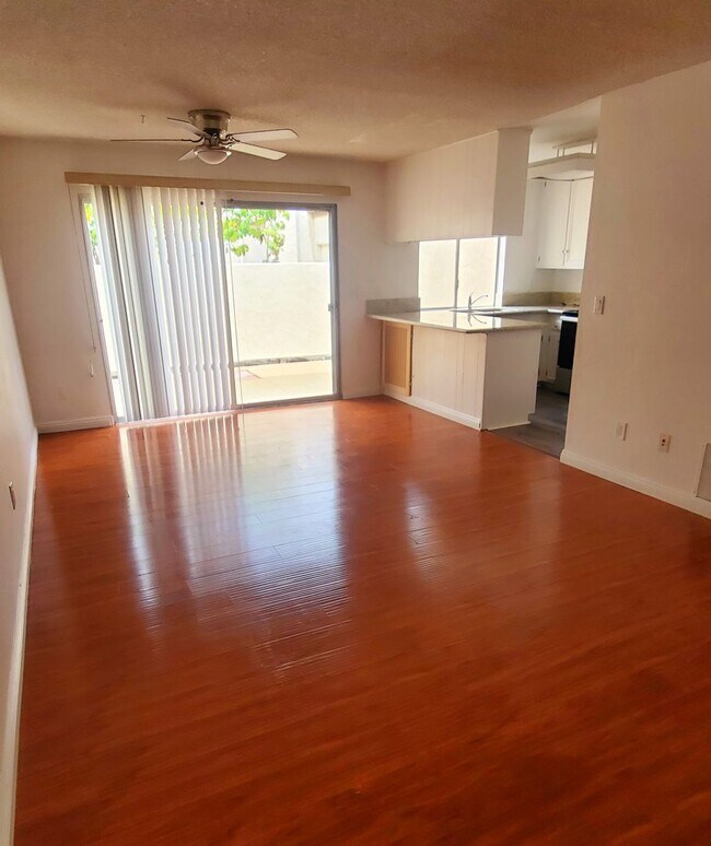 Building Photo - 4 bed townhouse central  Clairemont