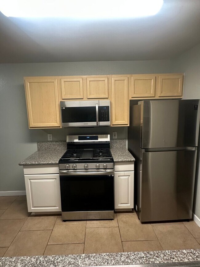 Foto del edificio - 2 bed 2 bath downstairs condo Gated commun...