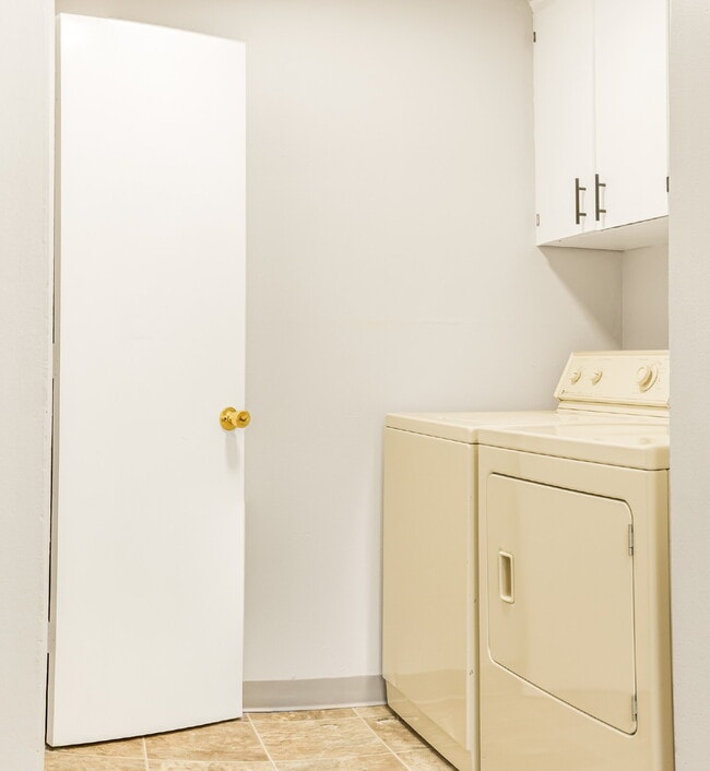 Building Photo - 2 Bedroom - 1 1/2 Bathroom End Unit