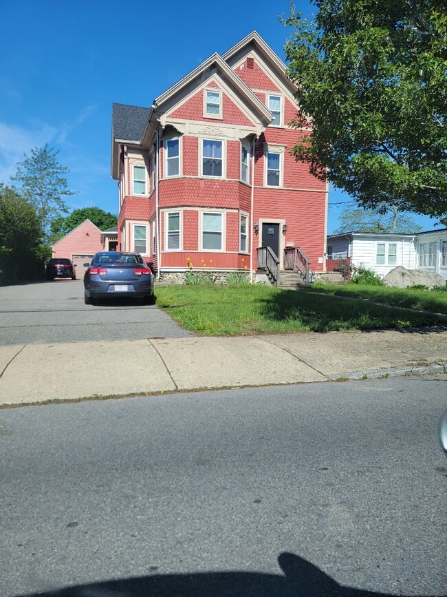 Building Photo - 281 Ash St