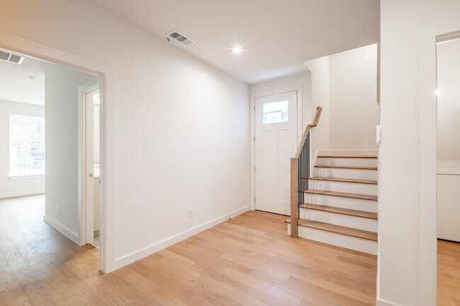 Foto del edificio - Perfect New Standalone 4 bed 4 bath Close to Greenville Ave & Henderson