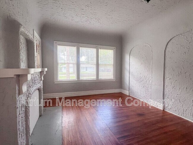 Foto del edificio - 408 W Howry Ave