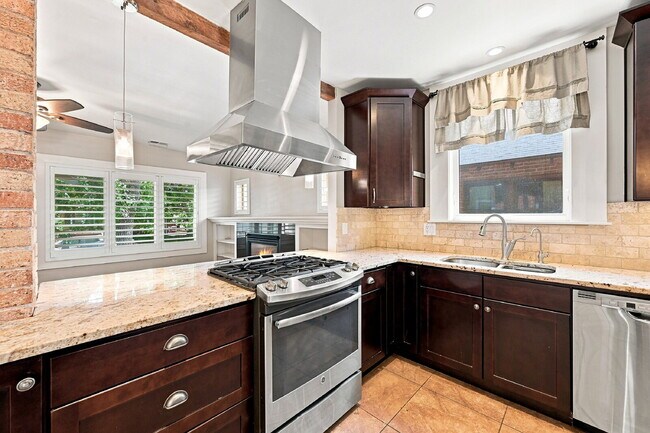 Building Photo - $3,695.95 - 3 Bed, 2 Bath Updated Home in Denver with Central AC and In Unit Laundry!