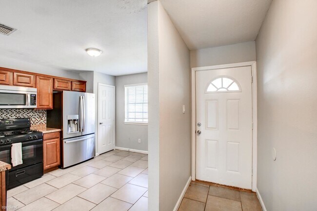 Foto del edificio - 3 br, 2 bath House - 3303 Falling Leaf Ln