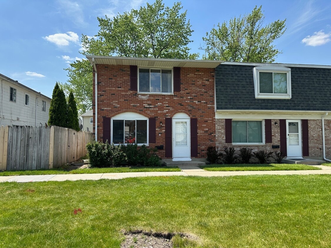 1506 McKool Ave, Streamwood, IL 60107 Condo for Rent in Streamwood