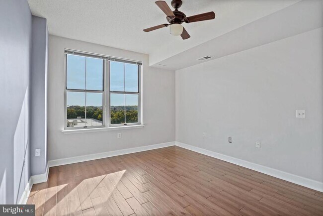 Foto del edificio - 11800 Sunset Hills Rd