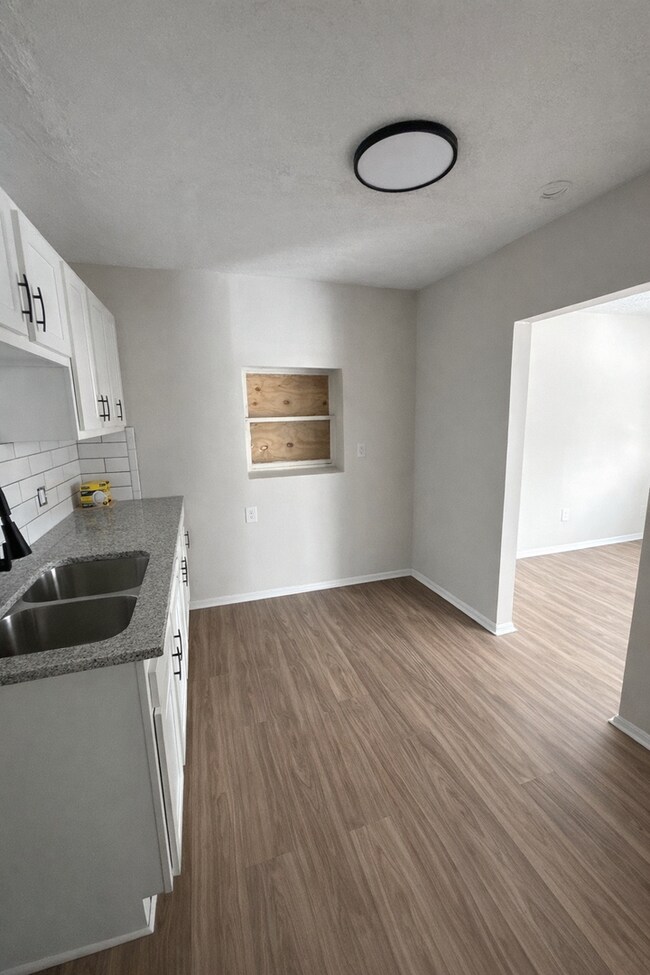 Foto del edificio - 823 Bassett Ave