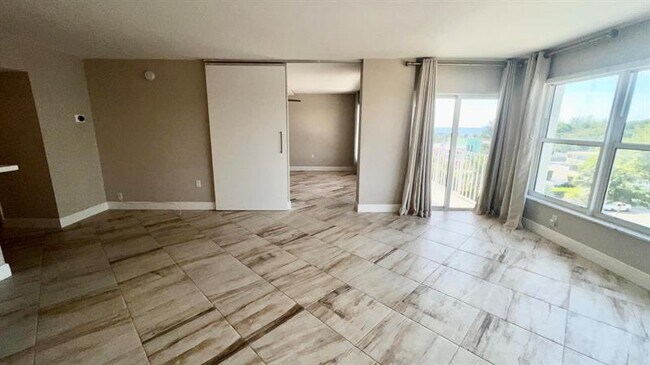 Building Photo - 3000 E Sunrise Blvd