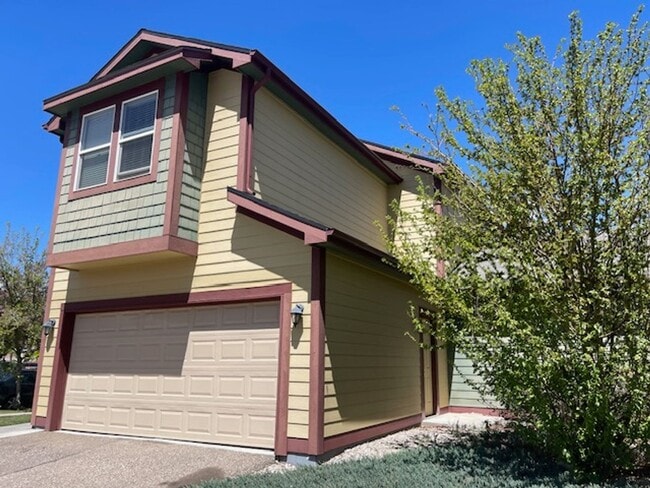 Building Photo - Beautiful move-in ready patio home in Fort...