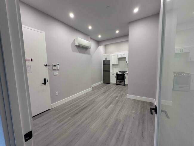 Building Photo - 2798 Webb Ave