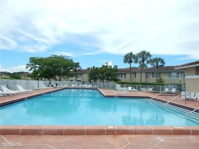 Building Photo - 1020 Twin Lakes Dr