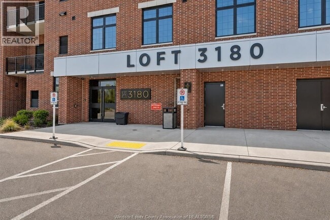 Building Photo - 3180 Meadowbrook Ln