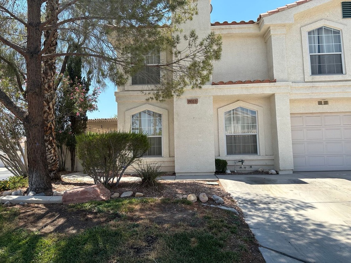 Foto principal - Fully Furnished Three Bedroom Spring Valle...
