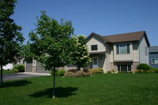 Building Photo - 9130 Oak Ridge Dr