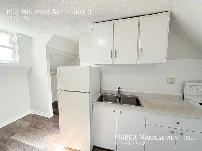 Building Photo - BACHELOR UNIT 1 BATH - ALL INCLUSIVE - DOW...