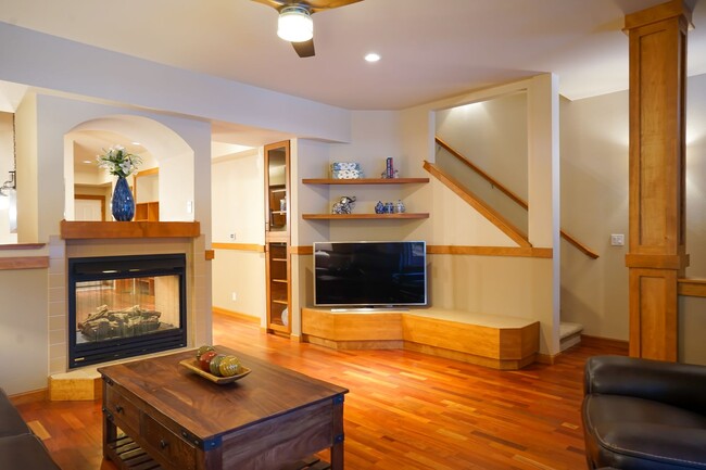 Foto del edificio - Executive Townhome - Walking distance to C...
