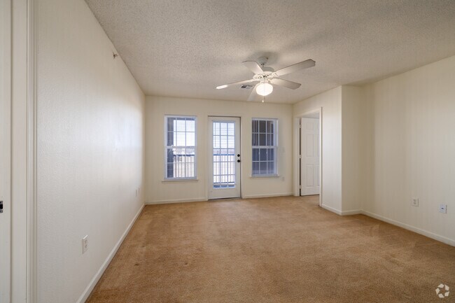 2 habitaciones, 2 baños - 959 pies cuadrados - Sala de estar - The Villas at Copper Leaf