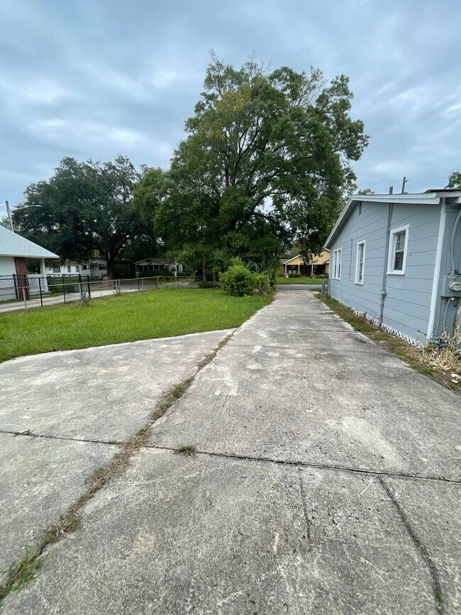 Foto del edificio - Spacious 4 Bedroom 2 Bath Single Family ho...