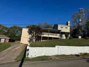 Building Photo - 2109 Summitt Ave